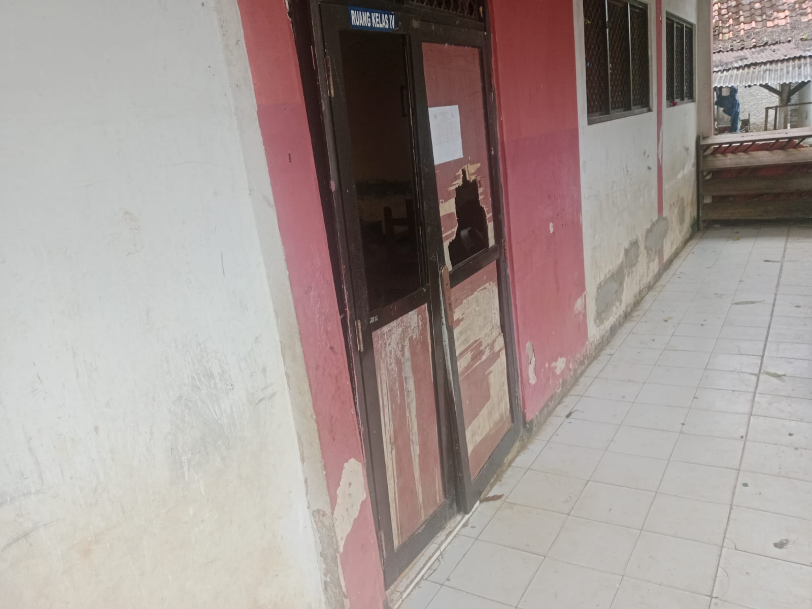 Dana BOS Dipertanyakan! 191 Siswa SDN Cililitan 1 Belajar di Gedung Rusak – Ke Mana Anggarannya?