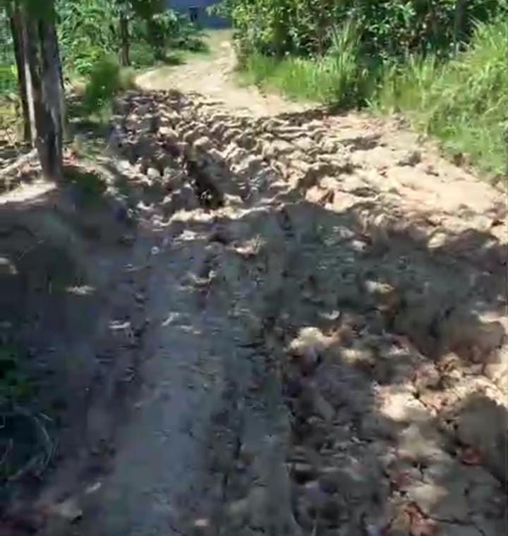 Akses Lumpuh Saat Hujan, Jalan Pamatang Cidaimah–Cinibung Dibiarkan Rusak Tanpa Sentuhan Pemerintah