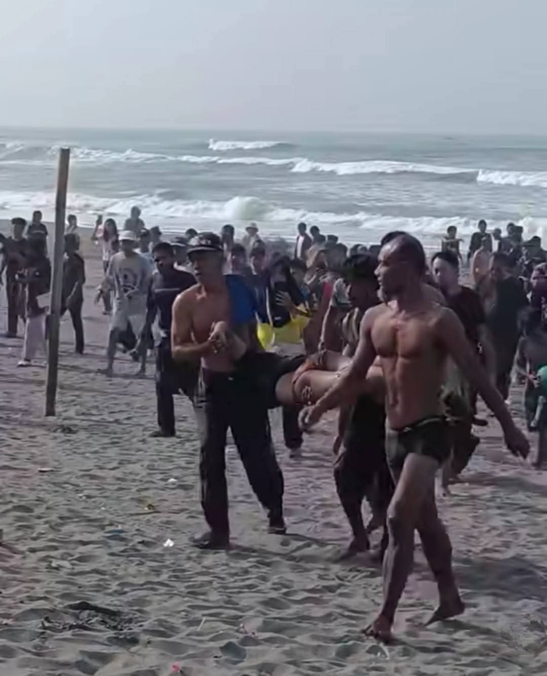 Diduga Seorang Pelajar SMK Meninggal Terseret Ombak di Pantai Cemara Ciwidig, Warga Soroti Minimnya Penanganan Pengelola Resmi