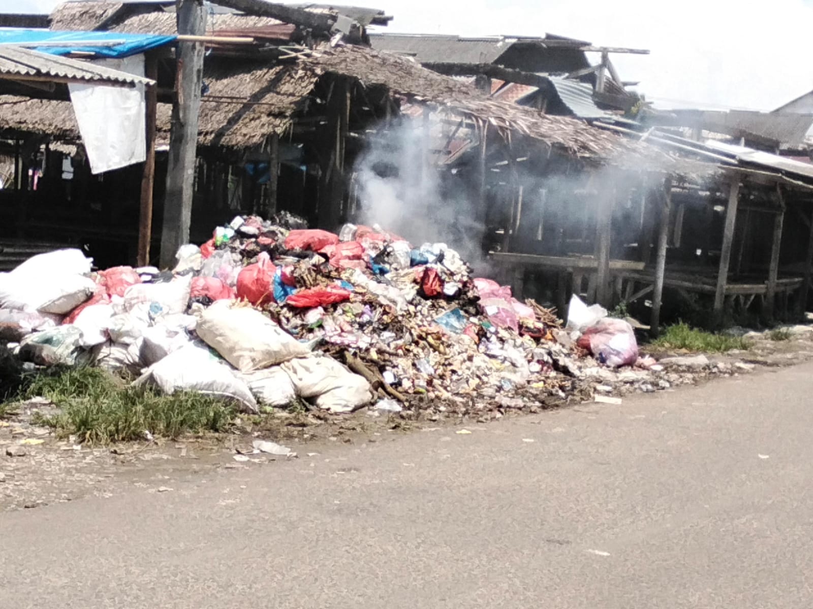 Sampah Menggunung dan Dibakar, Pasar Pagelaran Diselimuti Bau dan Asap Berbahaya