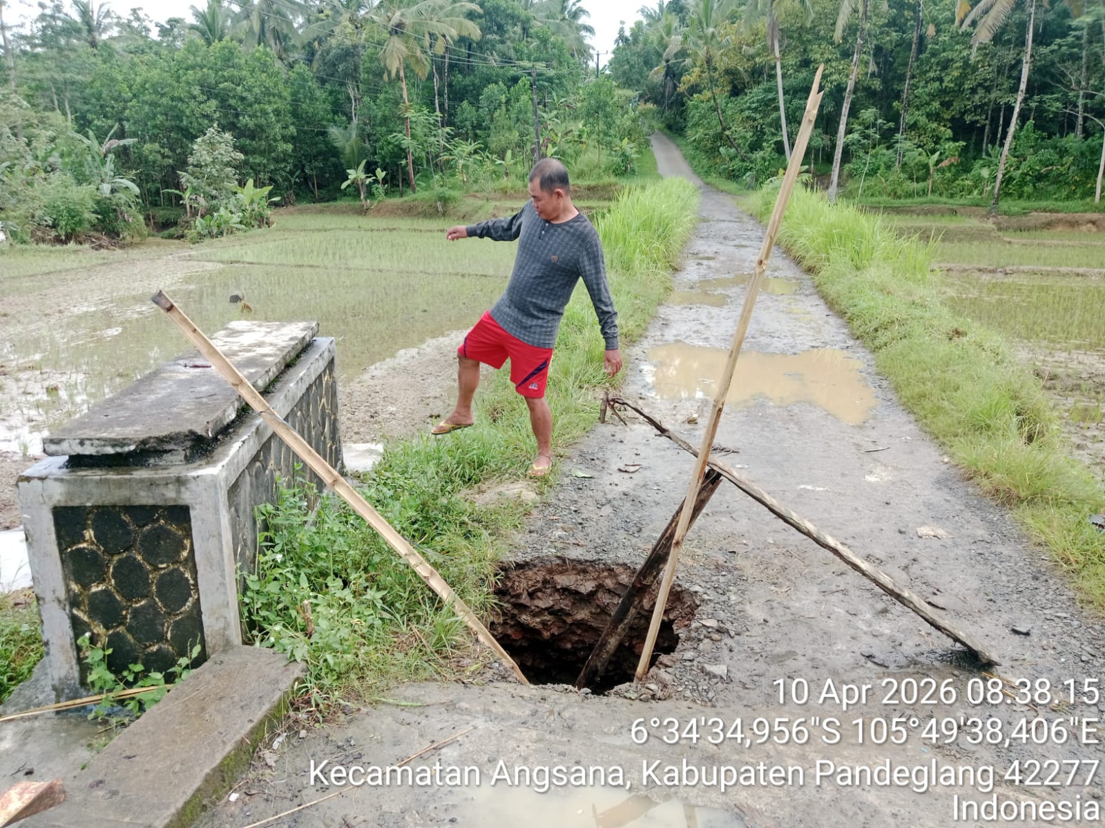 Jembatan Penghubung Kampung Peteuy Rusak Parah, Warga Desak Perbaikan Segera