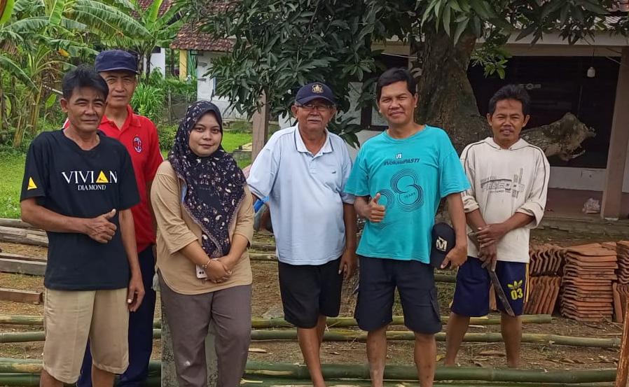 Kerja Bakti Warga Dusun 03 Rt 002 / RW 006 Desa Sutawangi, Bersihkan Dan Memperbaiki SPAL Rumah Tangga