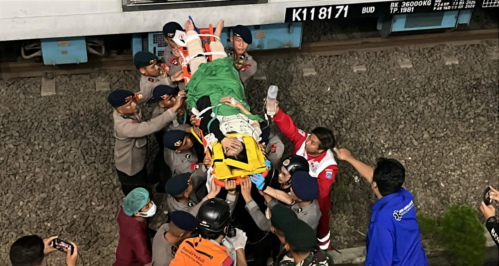 Detik-Detik Evakuasi Dramatis! Brimob D Pelopor Bergerak Cepat di Lokasi Tabrakan Kereta Bekasi Timur