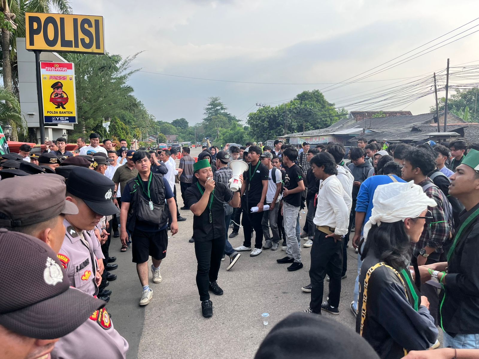 Ruang Demokrasi Tetap Terjaga: Pengawalan Humanis Kepolisian Daerah Banten dalam Aksi Himpunan Mahasiswa Islam Banten