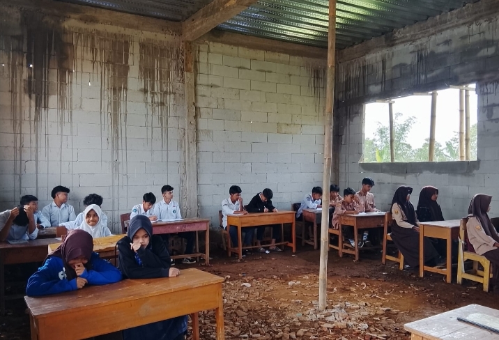Miris! 238 Siswa MTs Nurul Hasanah Belajar di Gedung Rusak, Kemenag Dinilai Tutup Mata