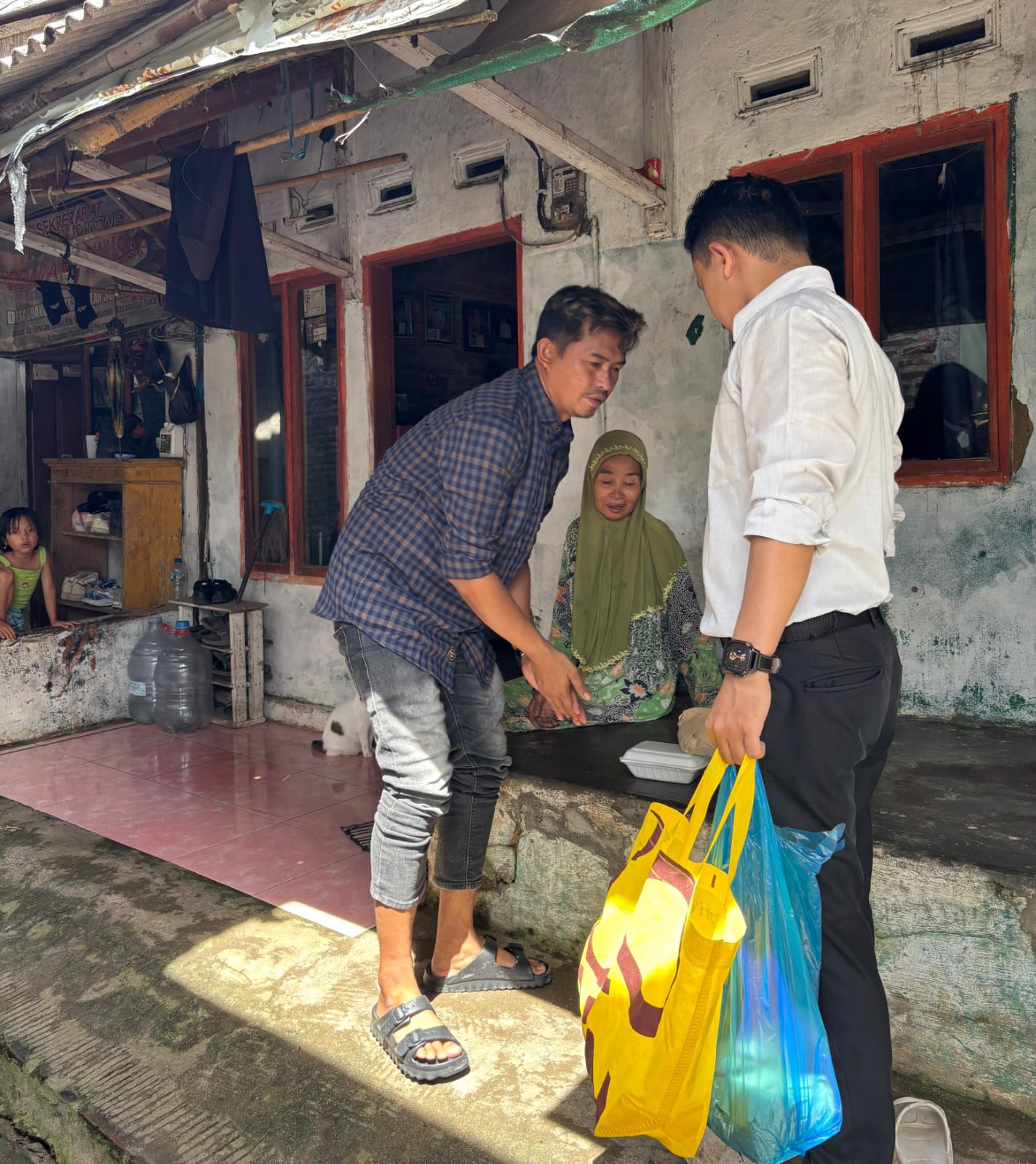 SPPG Sidamukti 2 Buktikan Kepedulian Nyata lewat Program Berbagi Makanan untuk Warga