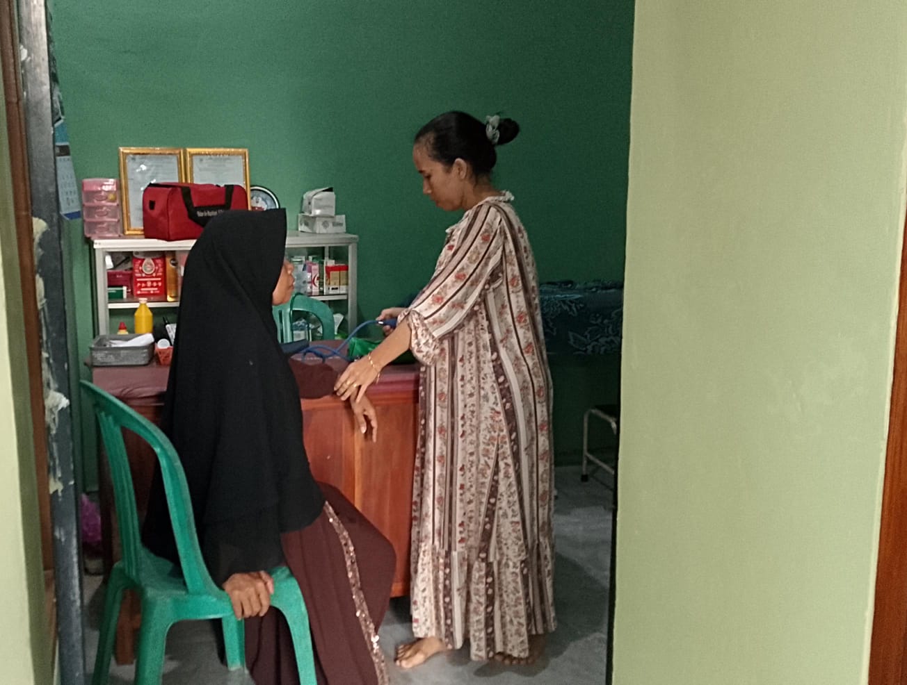 Viral di Patia! Bidan Iin Rapitiani Dipuji Warga karena Jiwa Sosial dan Pelayanan Tanpa Memandang Status