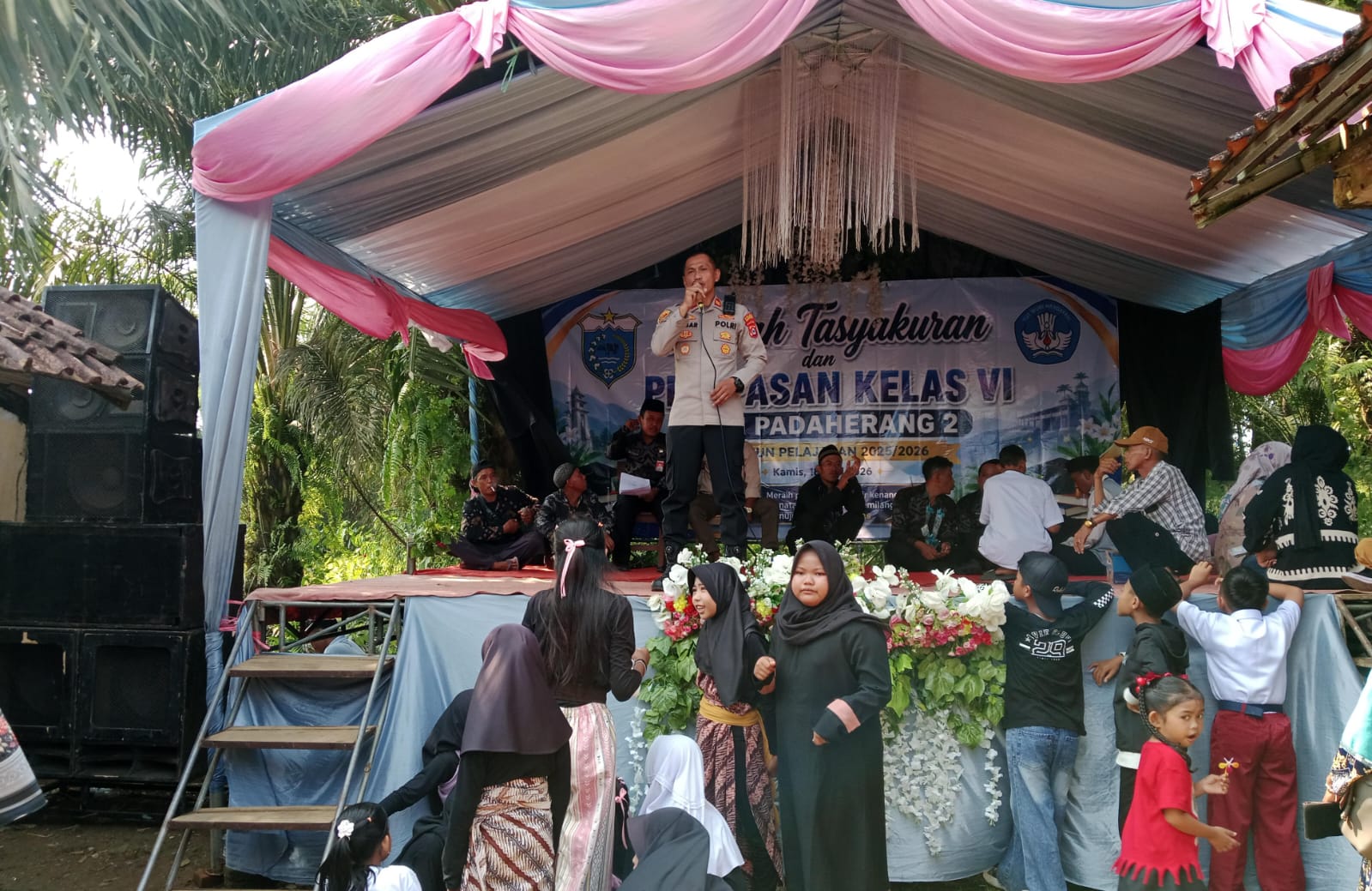 Polsek Angsana Hadiri Pelepasan dan Kenaikan Kelas SDN Padaherang 2, Berlangsung Meriah dan Penuh Haru