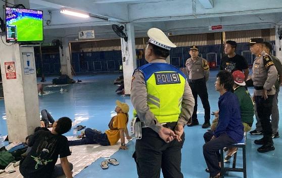 Suasana Akrab di Pelabuhan Tanjung Priok, Polres Gelar Nobar Piala Dunia 2026 Bersama Warga
