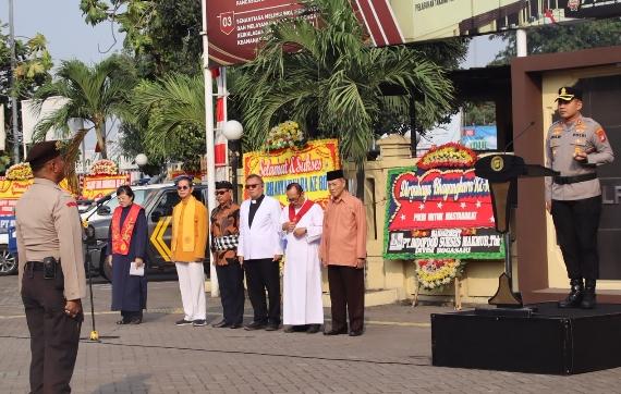 Hari Bhayangkara ke-80, Polres Pelabuhan Tanjung Priok Gelar Doa Lintas Agama dan Beri Penghargaan kepada 93 Personel Berprestasi