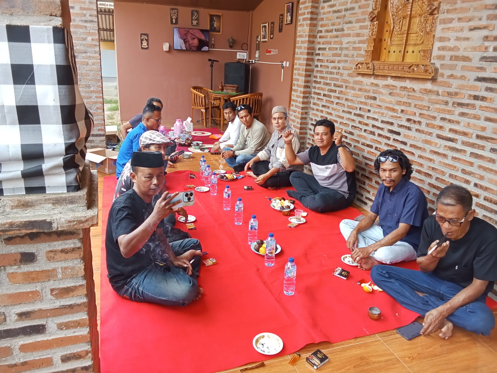 Dari Pena ke Aksi Nyata: Insan Pers dan Aktivis Bersatu di Saung Jurnalis, Santuni Anak Yatim dan Perkuat Solidaritas