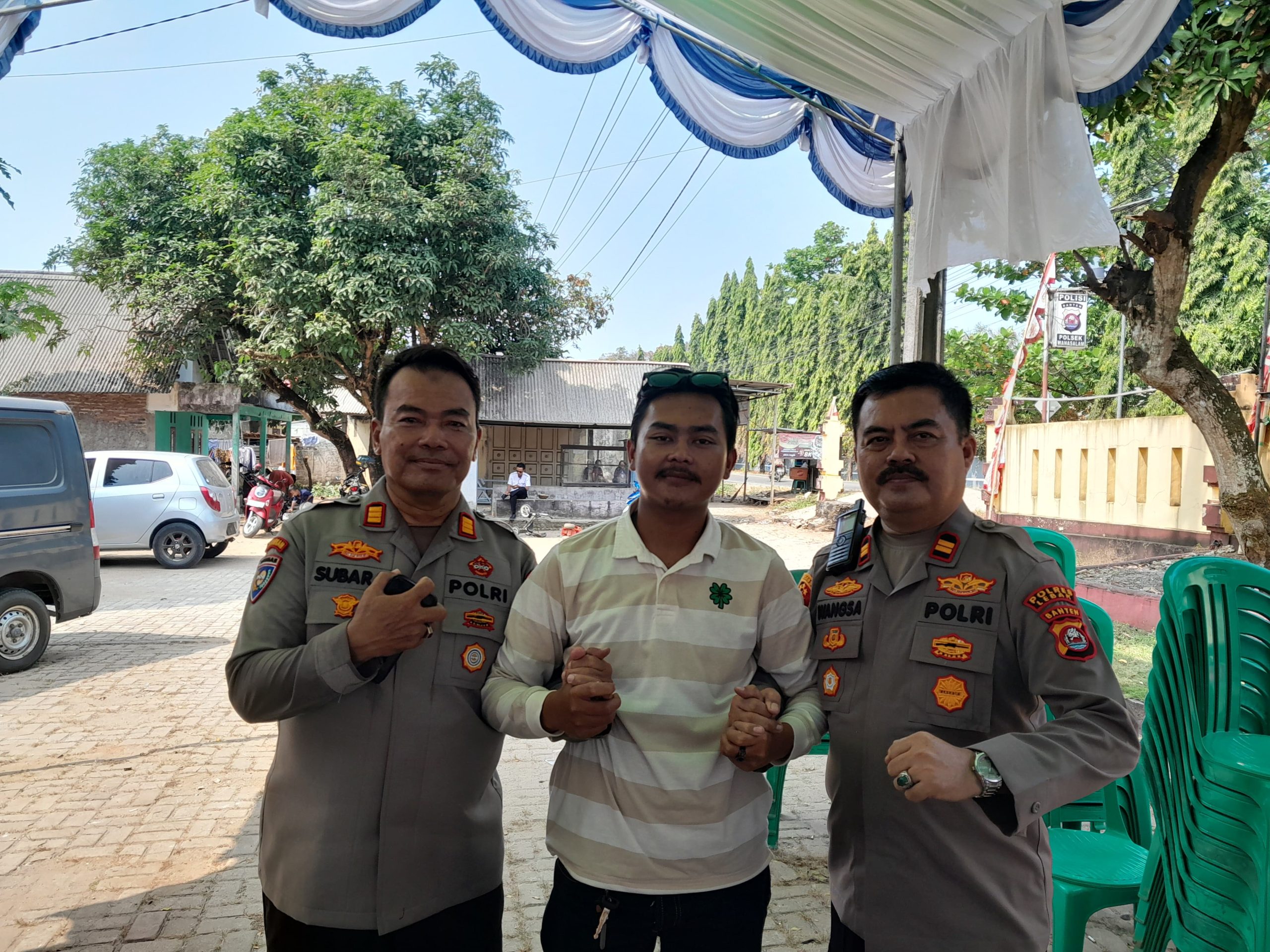Ketua BPPKB DPAC WANASALAM Menyambut dan memberika penghormatan terakhir kepada kapolsek baru dan kapolsek Lama wanasalam