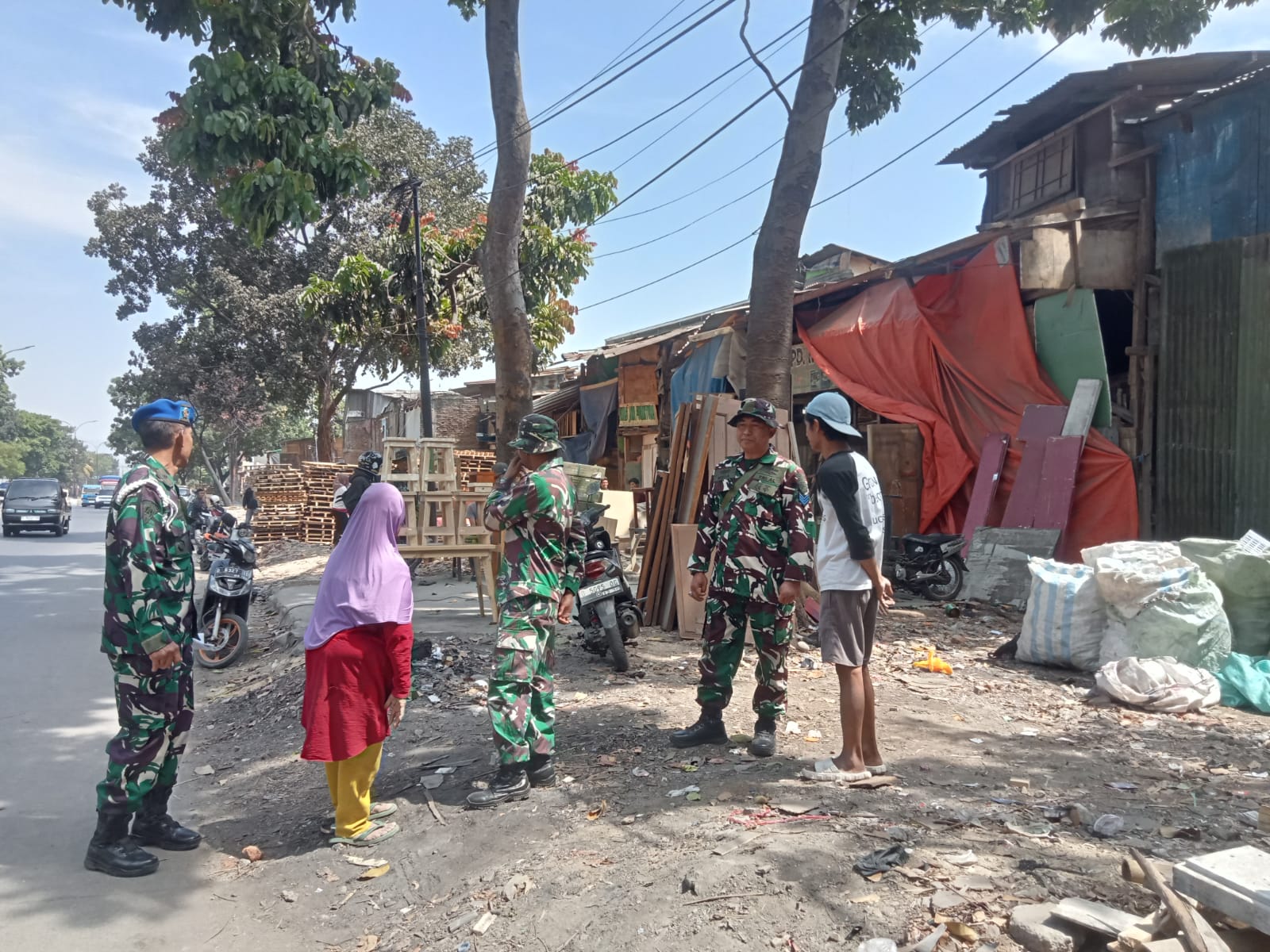 Dukung Program KDM, Lanal Bandung Turun Langsung Sosialisasikan Penataan Trotoar dan Akses Jalan