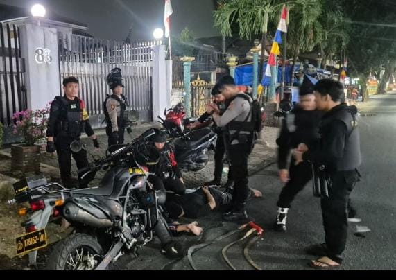 Dini Hari di Cipayung Memanas! Brimob Gagalkan Dugaan Tawuran, 4 Pemuda dan 3 Sajam Diamankan