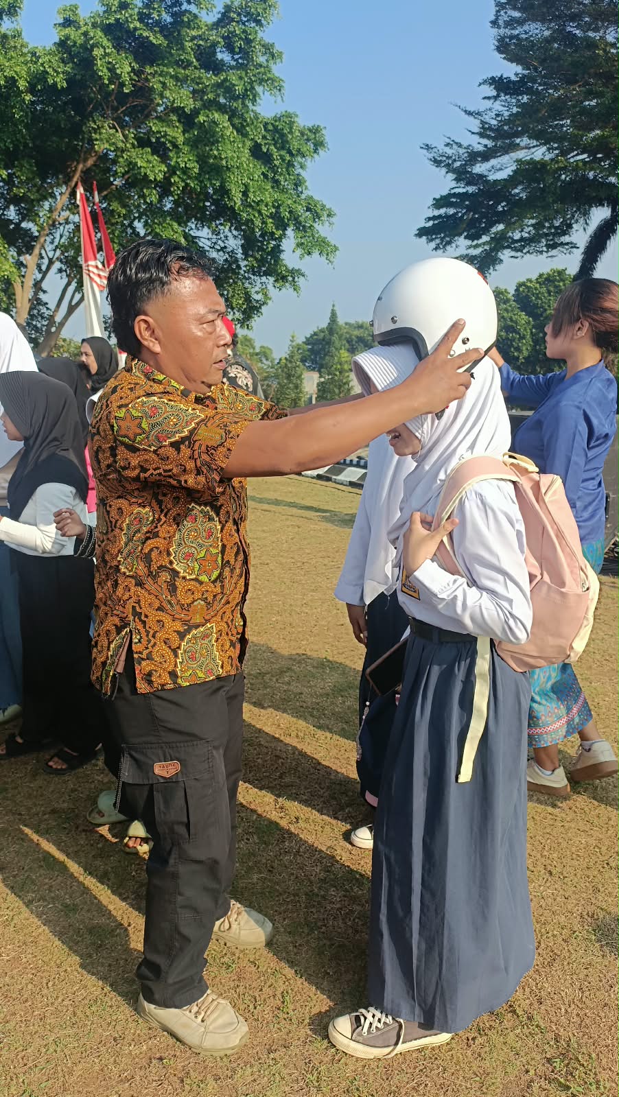 B.A.K.A Kobarkan Semangat Merah Putih, Komunitas Motor Tampil dengan Pakaian Adat di HUT RI ke-81