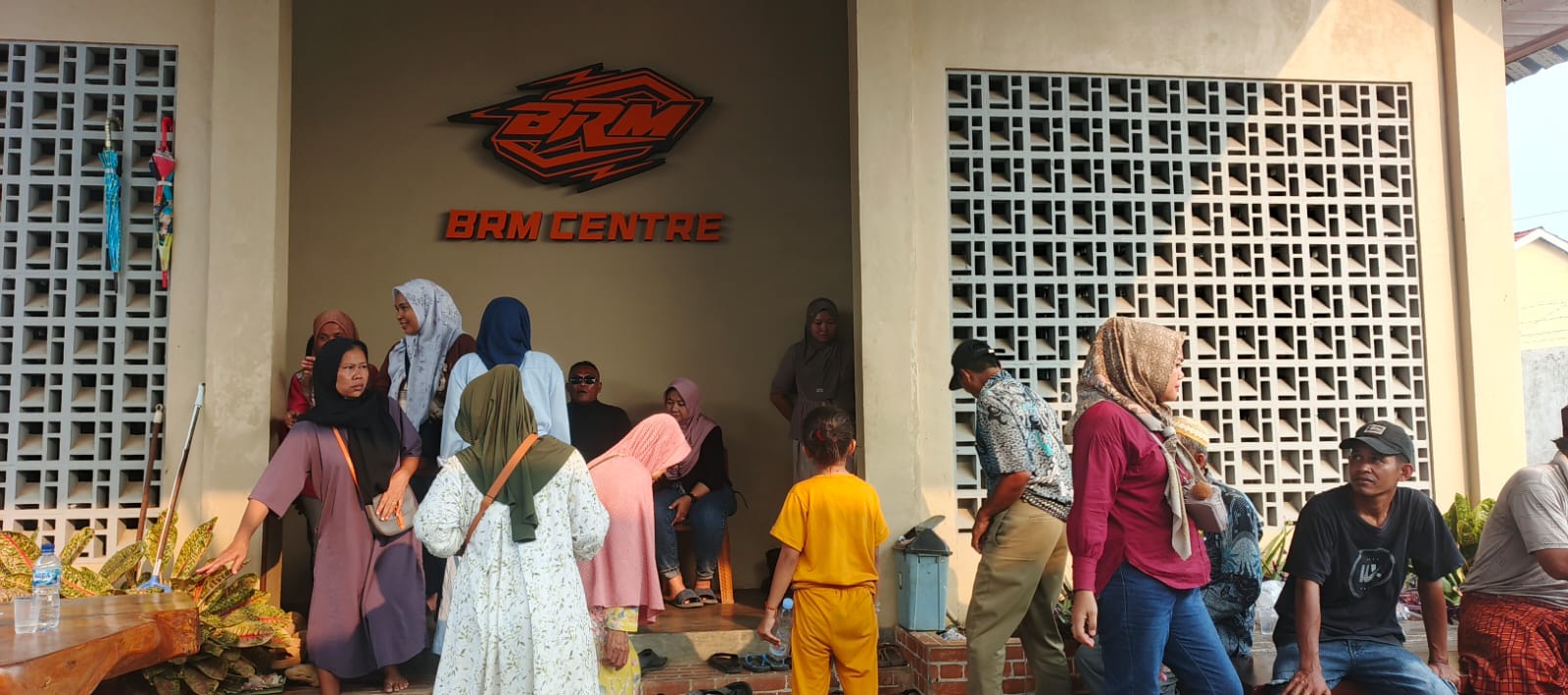 MELEDAK! Warga Tagih Janji H. Roni Mitra, Dugaan Kerugian Puluhan Miliar