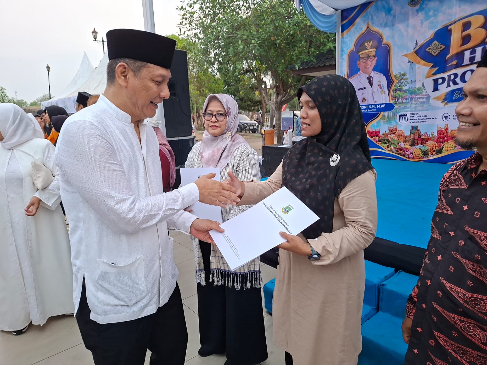 Kado HUT ke-26 Banten, Sekda Deden Serahkan NIB dan Sertifikat Halal kepada Pelaku UMKM