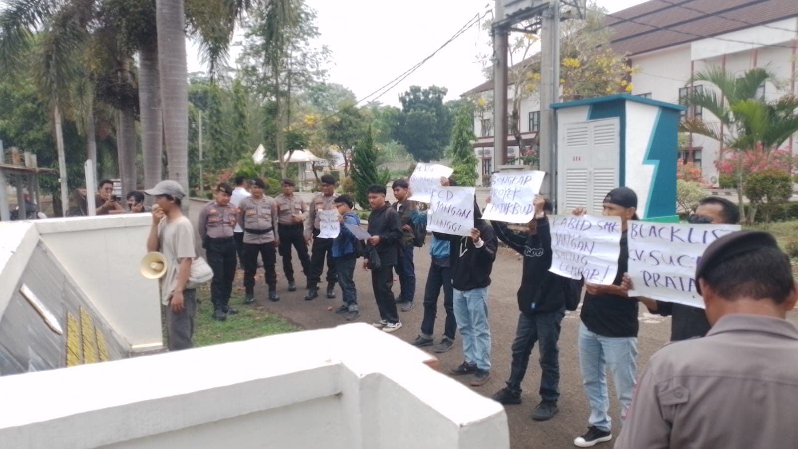 P3B Bongkar Anomali Proyek Rp8,8 Miliar SMKN 15 Pandeglang! Selisih Durasi 16 Hari Jadi Sorotan, Inspektorat hingga APH Didesak Turun Tangan